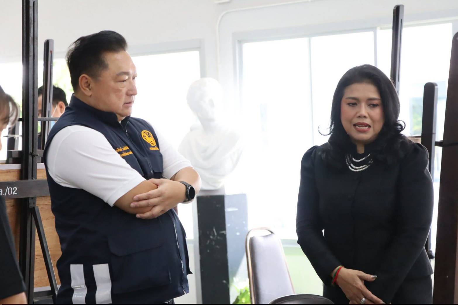 title - นางสาวสิริมา แจ้งกระจ่าง ผู้อำนวยการศูนย์ส่งเสริมและพัฒนาอาชีพเสริมนอกภาคการเกษตร ให้การต้อนรับ นายชวนินทร์ วงศ์สถิตจิรกาล ผู้ว่าราชการจังหวัดพระนครศรีอยุธยา และหัวหน้าส่วนราชการ เข้าเยี่ยมชม แผนกฝึกอบรม ศพส. ณ ศูนย์ส่งเสริมและพัฒนาอาชีพเสริมนอกภาคการเกษตร (ศูนย์ศิลปาชีพ บางไทรฯ (เดิม))